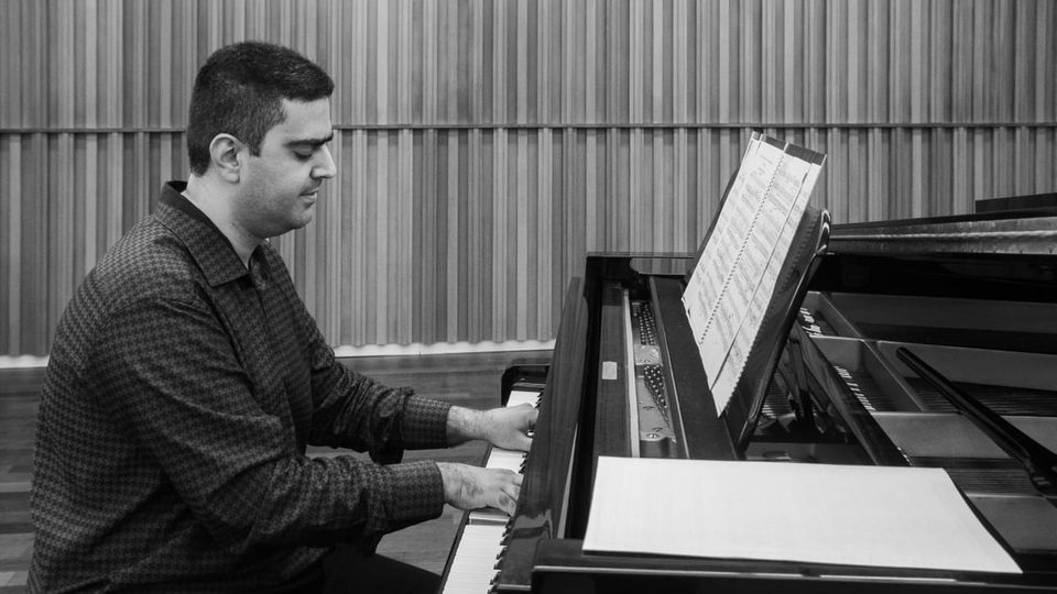 Fernando Plana tocando el piano